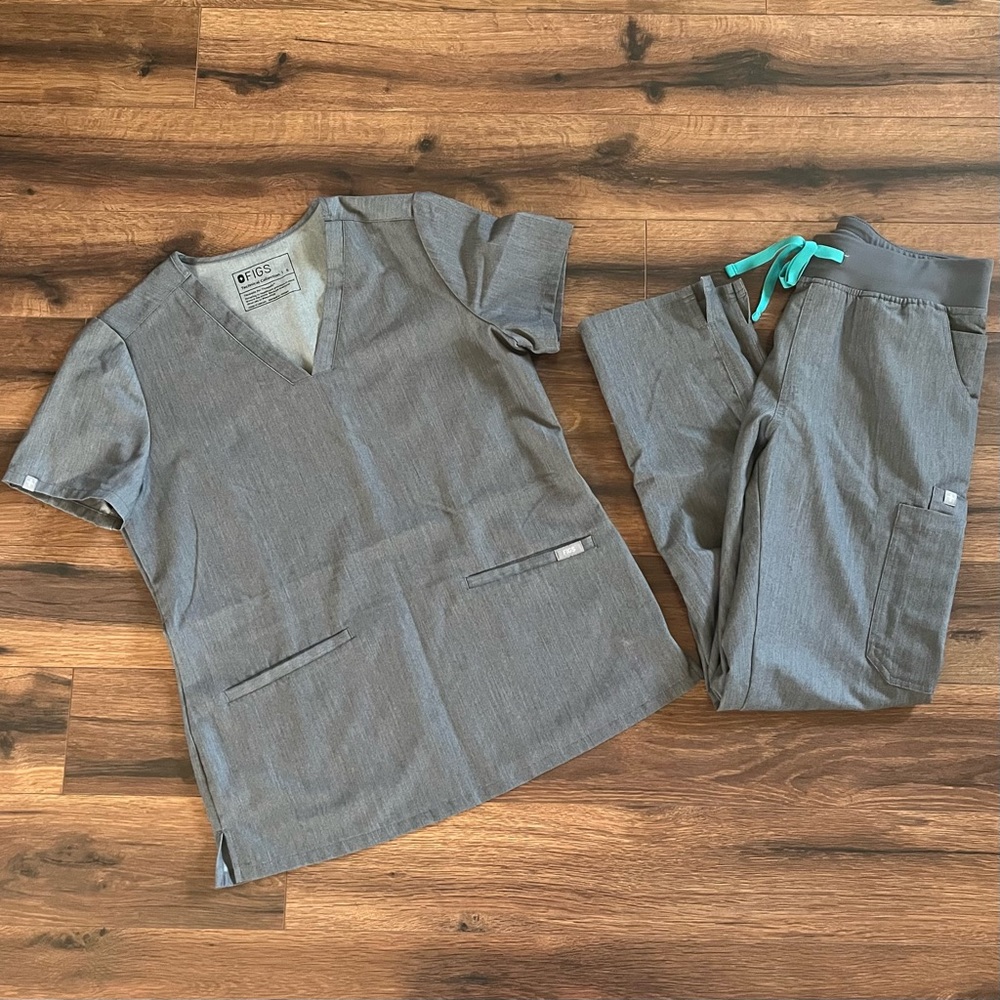 FIGS Graphite Scrub Set